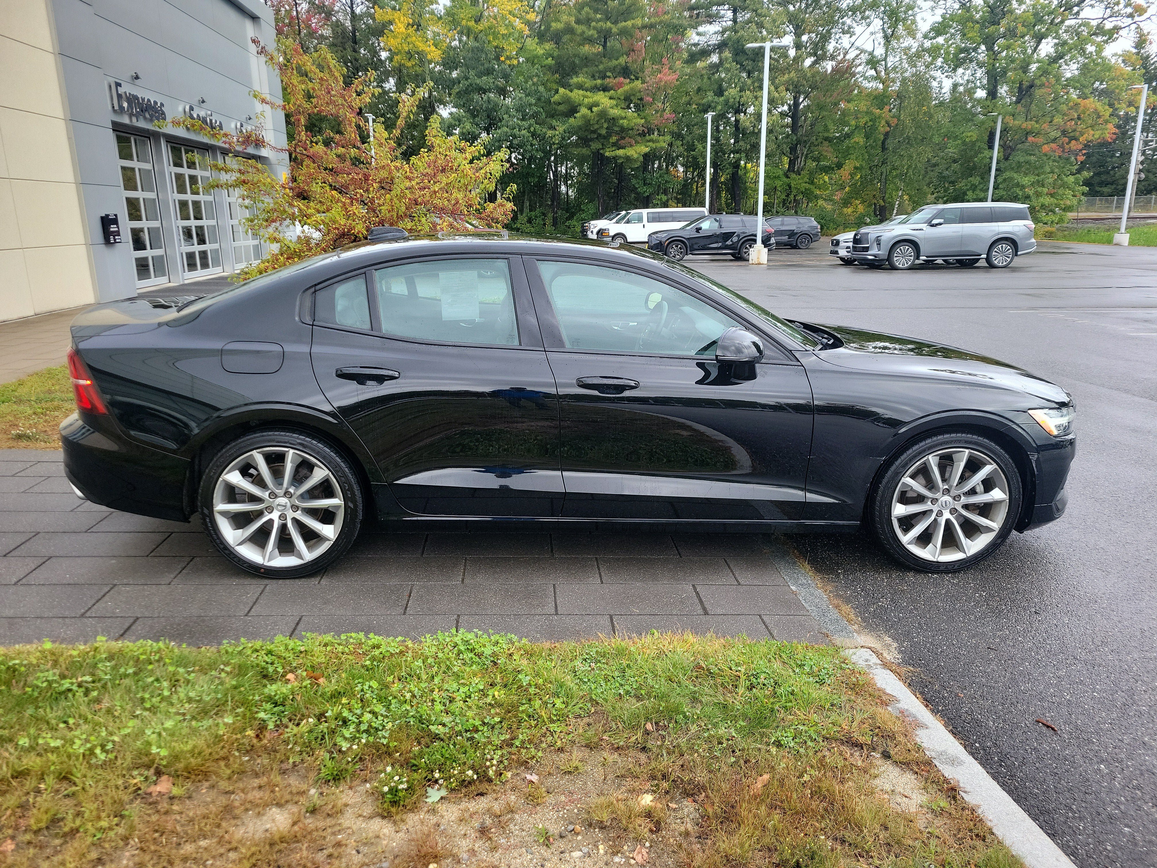 Used 2021 Volvo S60 T5 Momentum w/ Premium Package FWD image 8