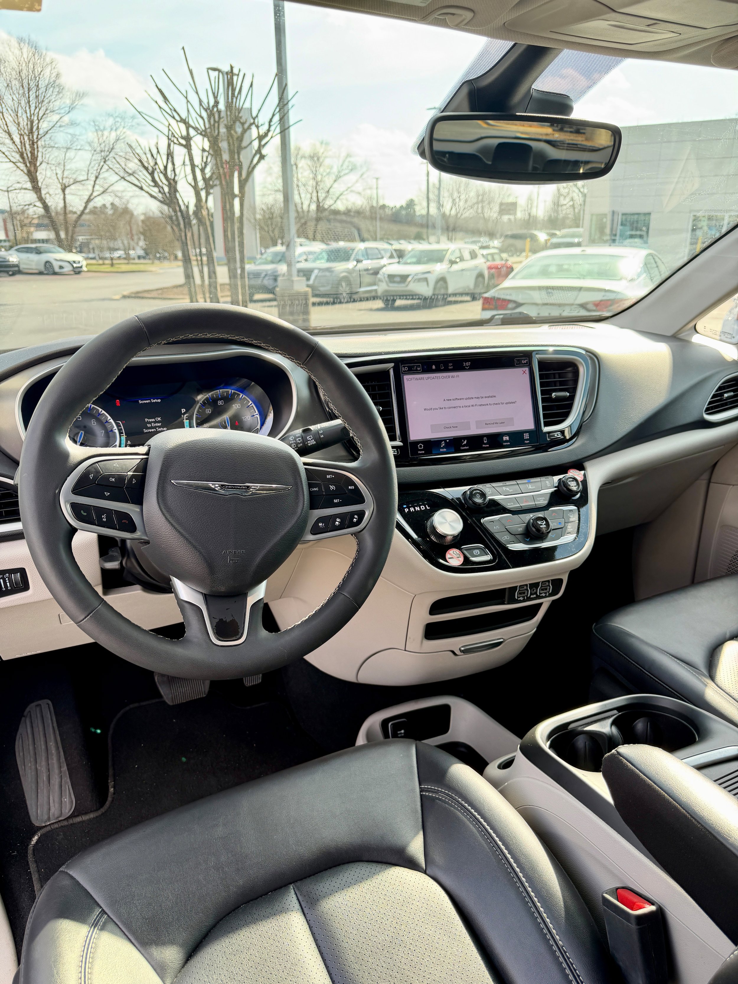 Used 2024 Chrysler Pacifica Touring-L image 6