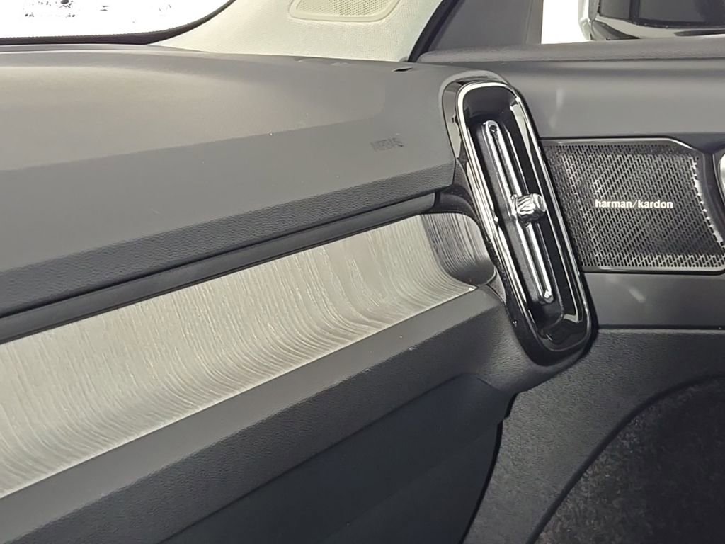 Certified 2024 Volvo XC40 B5 Ultimate w/ Climate Package image 32