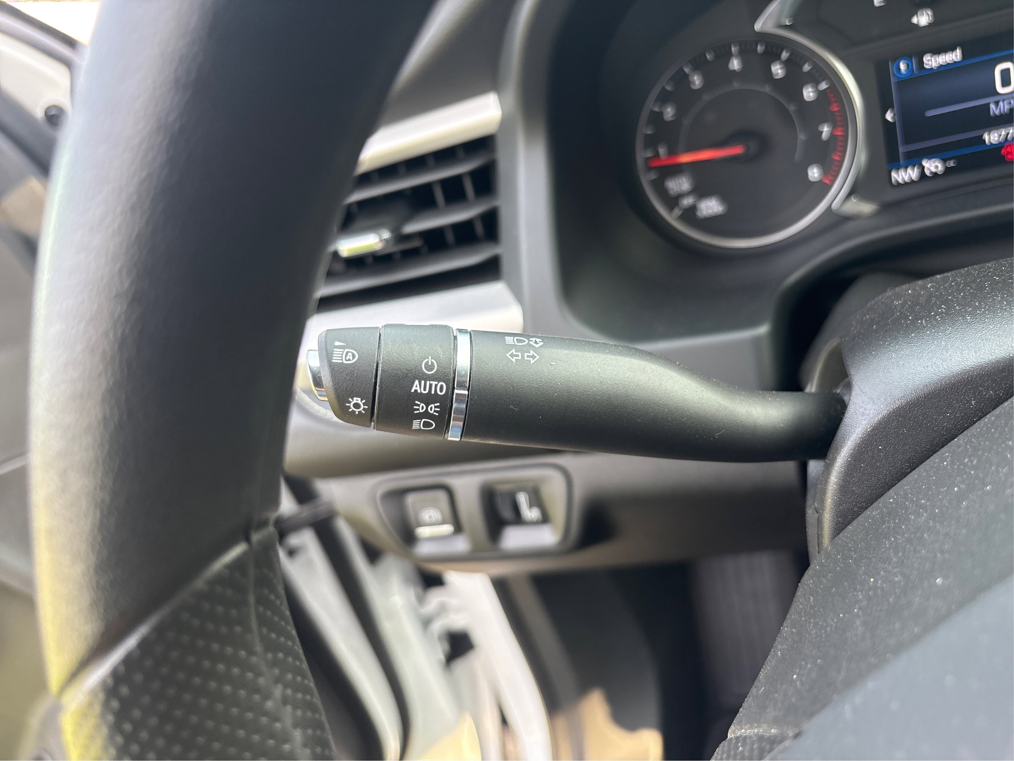 Used 2023 GMC Acadia SLE w/ Driver Convenience Package image 15