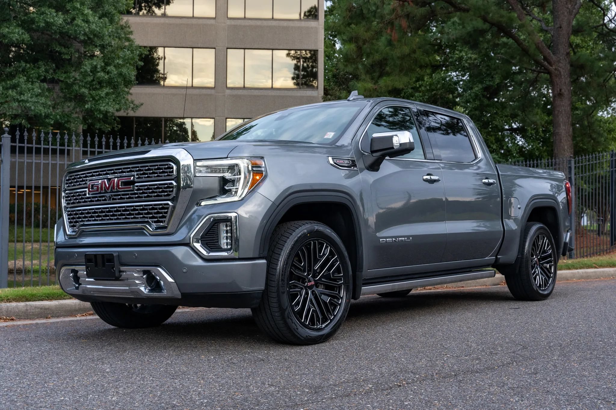 Used 2020 GMC Sierra 1500 Denali w/ Denali Ultimate Package AWD/4WD image 1