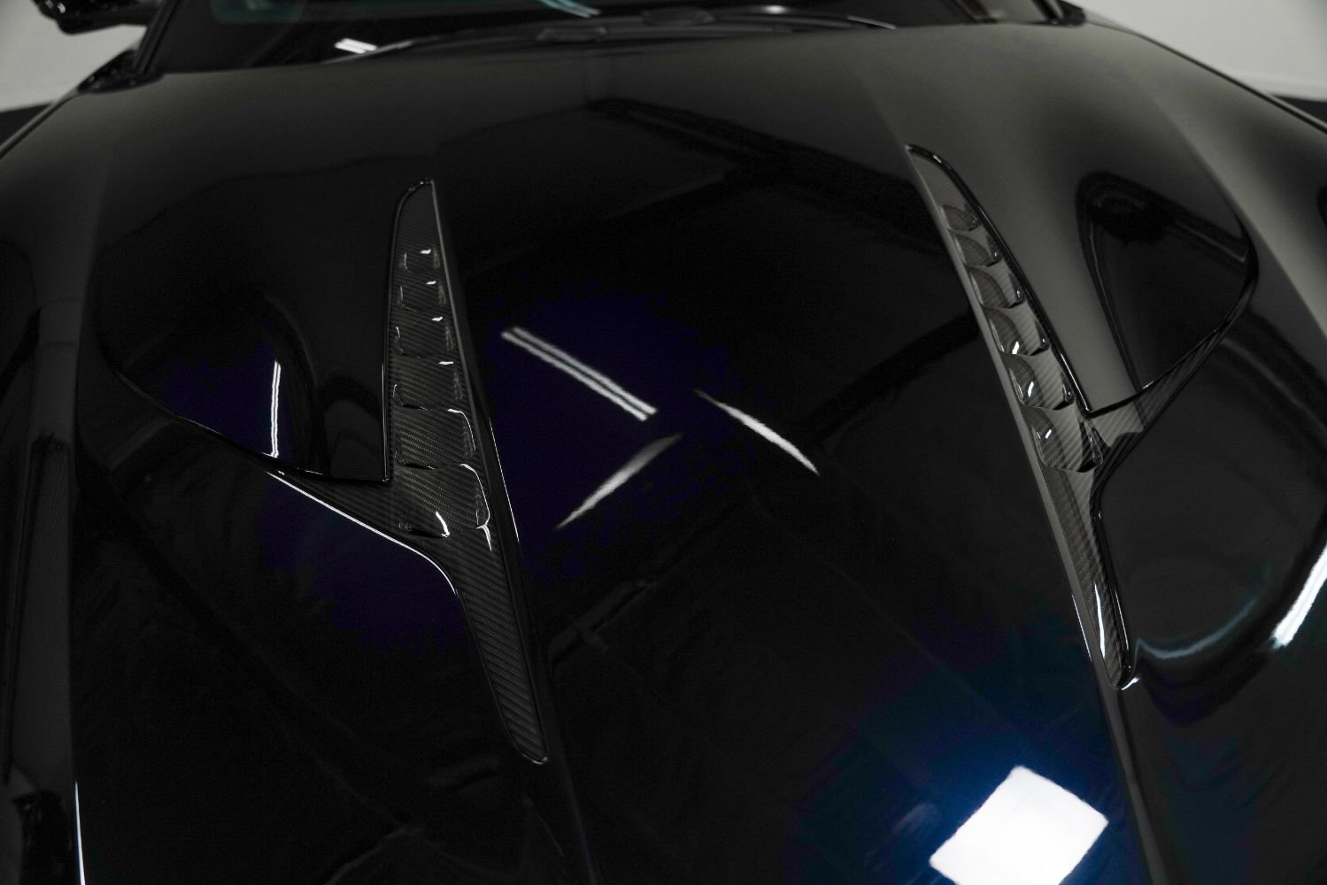 Used 2025 Aston Martin Vanquish RWD image 14