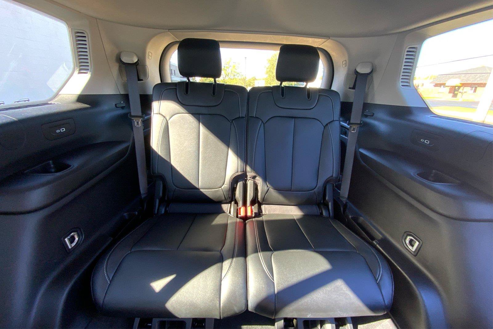 Used 2024 Jeep Grand Cherokee L Limited AWD/4WD image 40