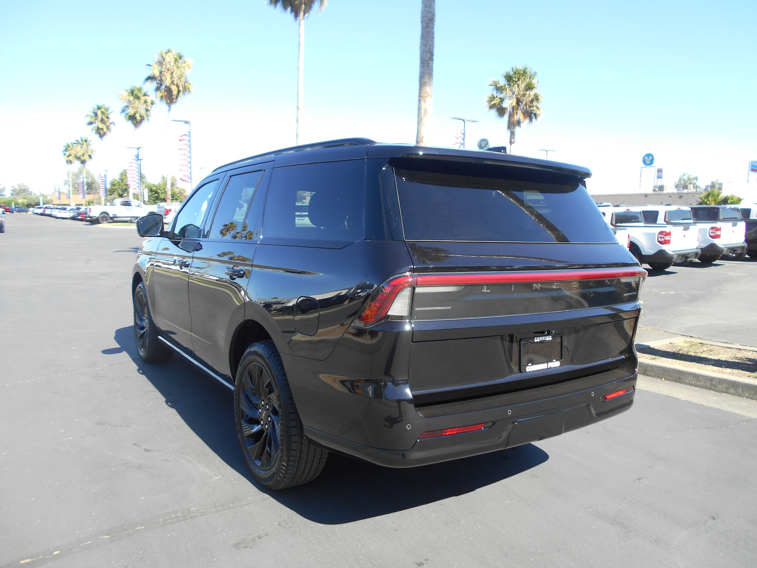 Used 2026 Lincoln Navigator Reserve w/ Jet Appearance Package AWD/4WD image 3