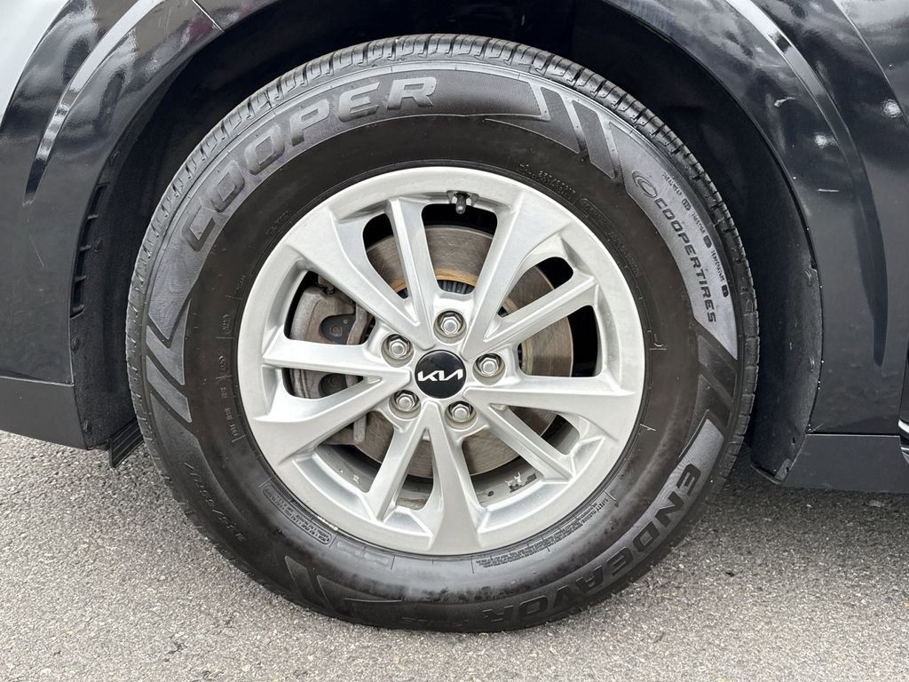 Used 2022 Kia Carnival LX image 12