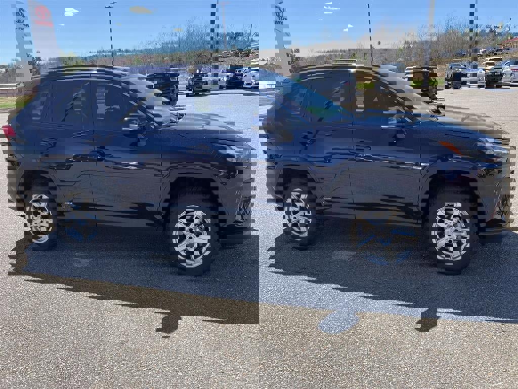 Used 2023 Toyota RAV4 XLE w/ Convenience Package image 4