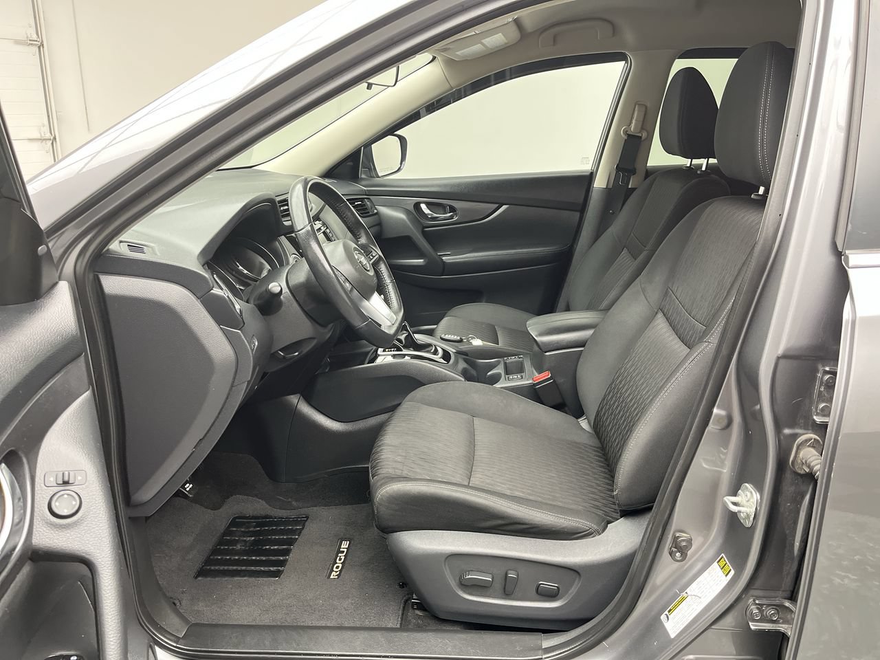 Used 2019 Nissan Rogue SV AWD/4WD image 3