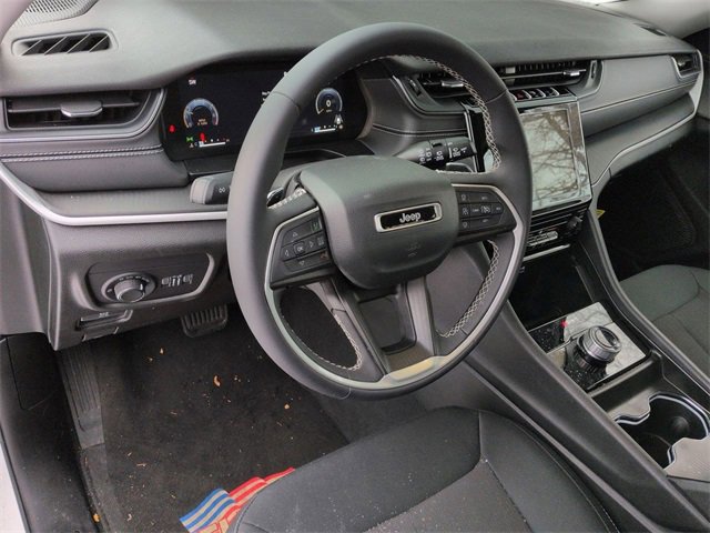 Used 2024 Jeep Grand Cherokee Laredo X image 12