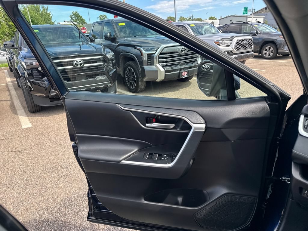 Used 2025 Toyota RAV4 XLE AWD/4WD image 33