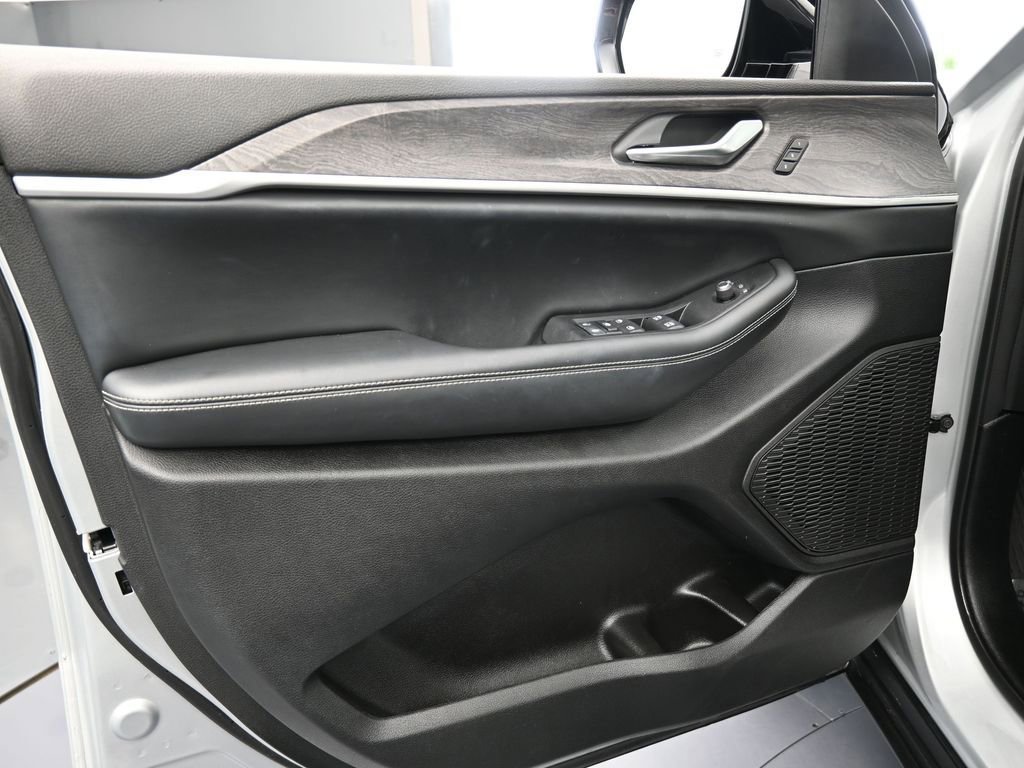 Used 2023 Jeep Grand Cherokee L Limited image 16