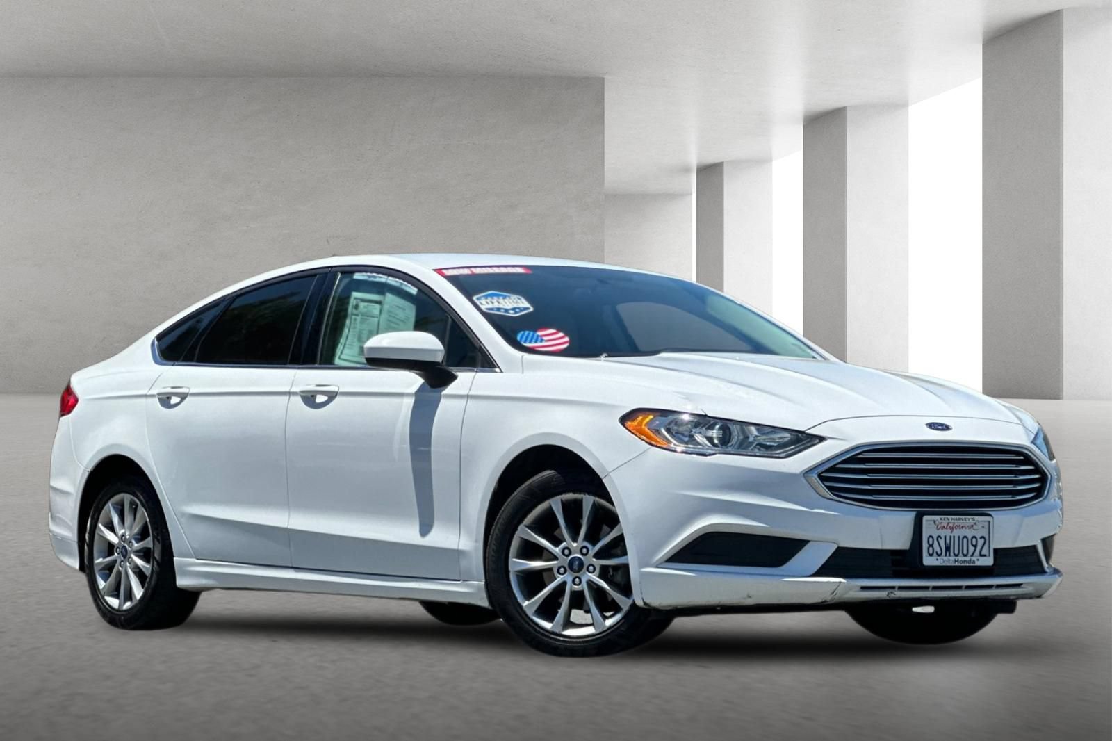 Used 2017 Ford Fusion SE w/ Fusion SE Technology Package FWD image 1