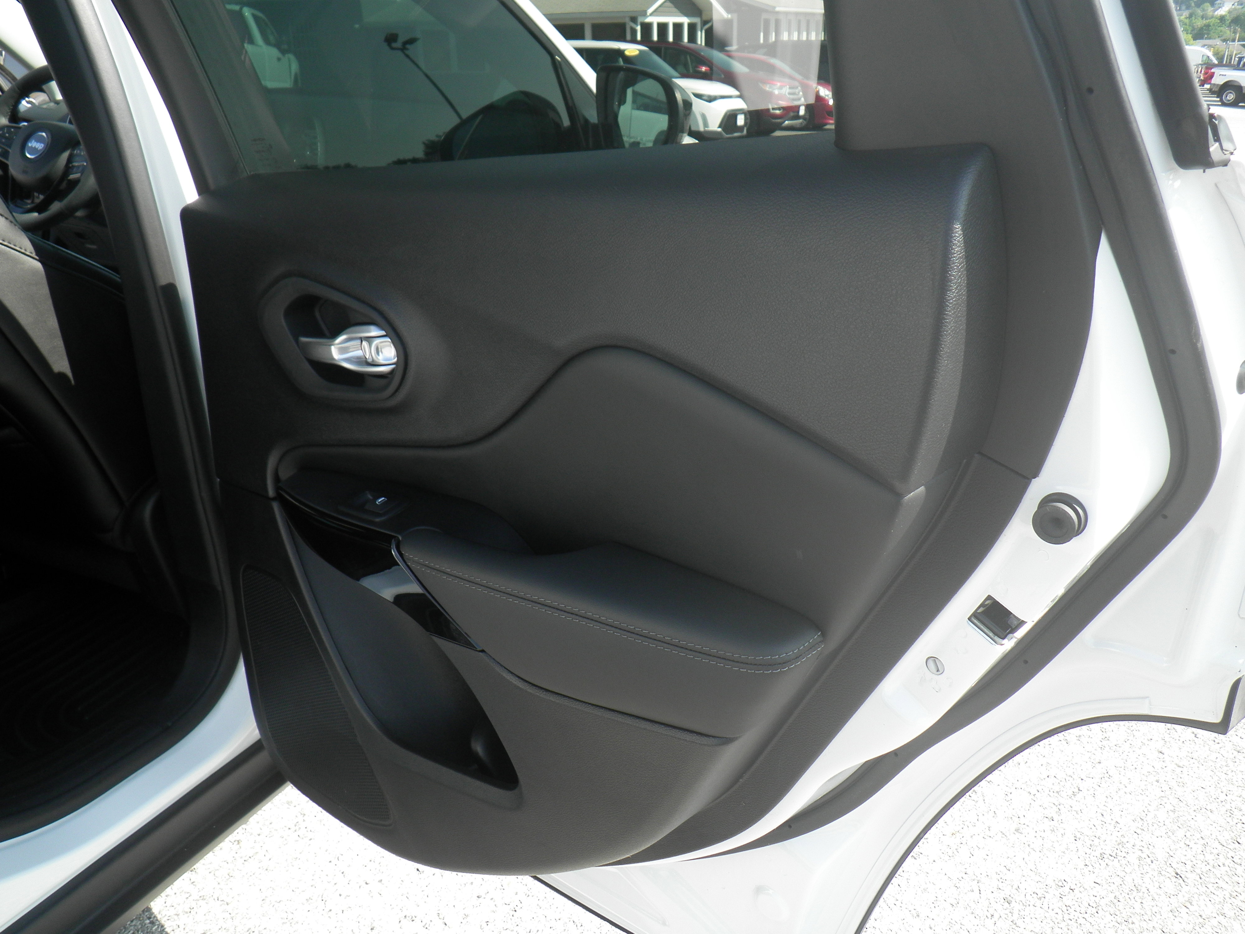 Used 2023 Jeep Cherokee Altitude Lux image 25