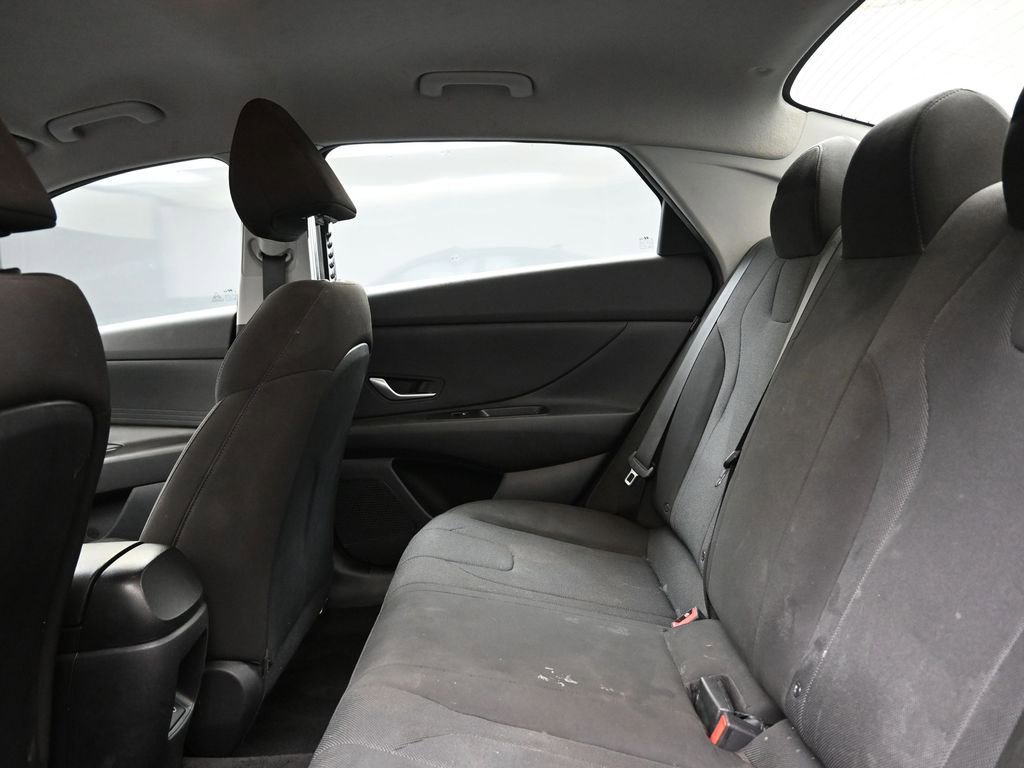 Used 2025 Hyundai Elantra SE image 18