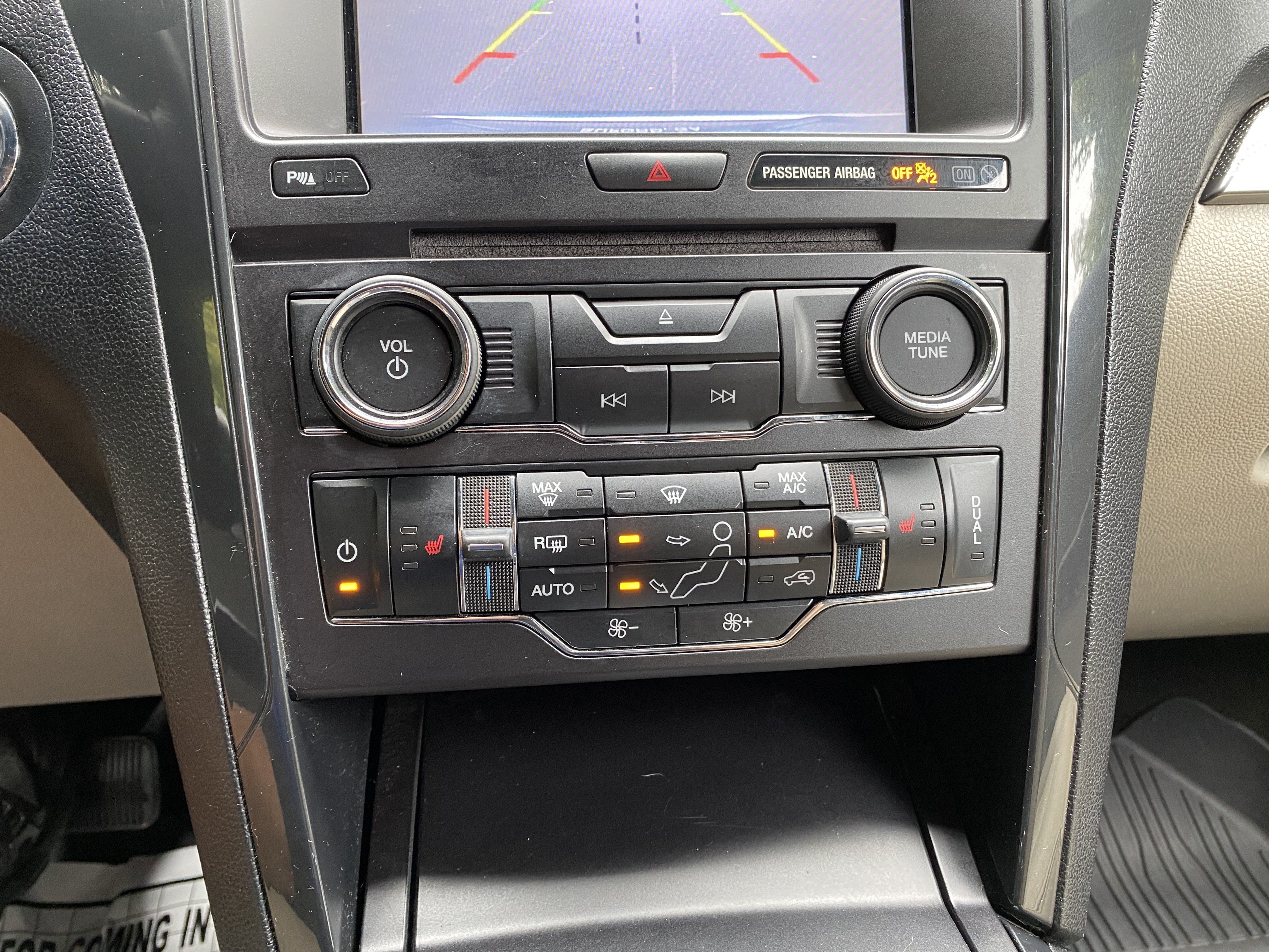 Used 2018 Ford Explorer XLT w/ Equipment Group 202A FWD image 28