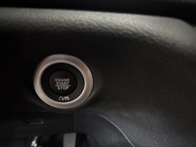Used 2027 Chrysler Pacifica Limited FWD image 24