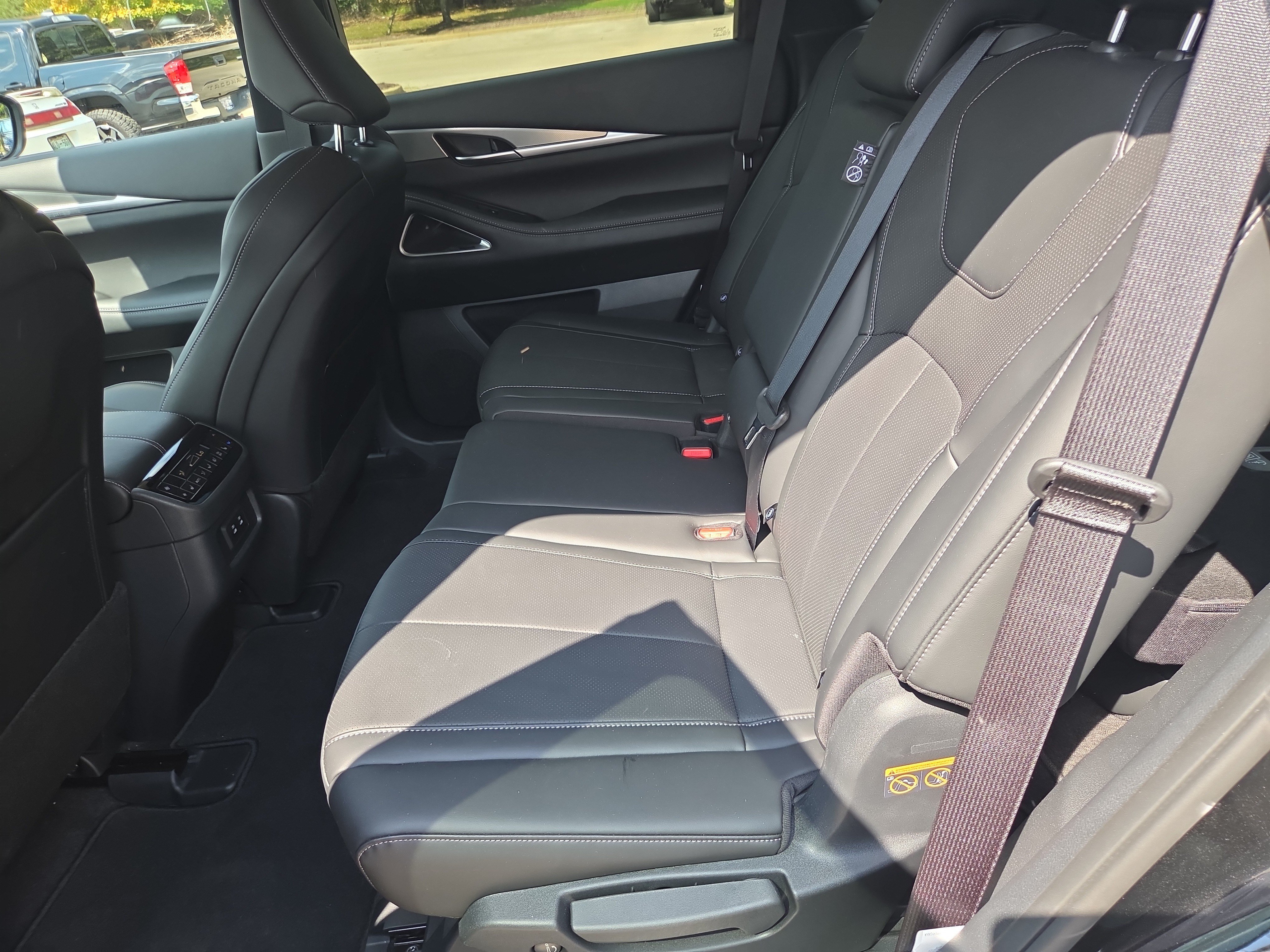 Used 2027 INFINITI QX60 Luxe w/ Cargo Package FWD image 7