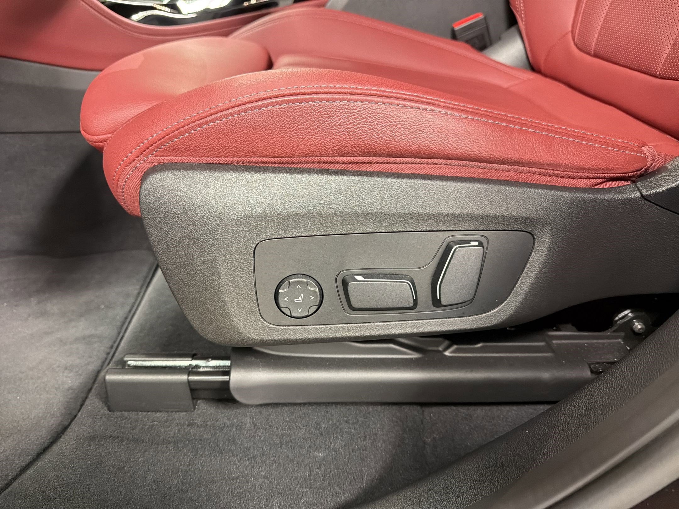 Certified 2024 BMW X4 xDrive30i w/ Premium Package image 13