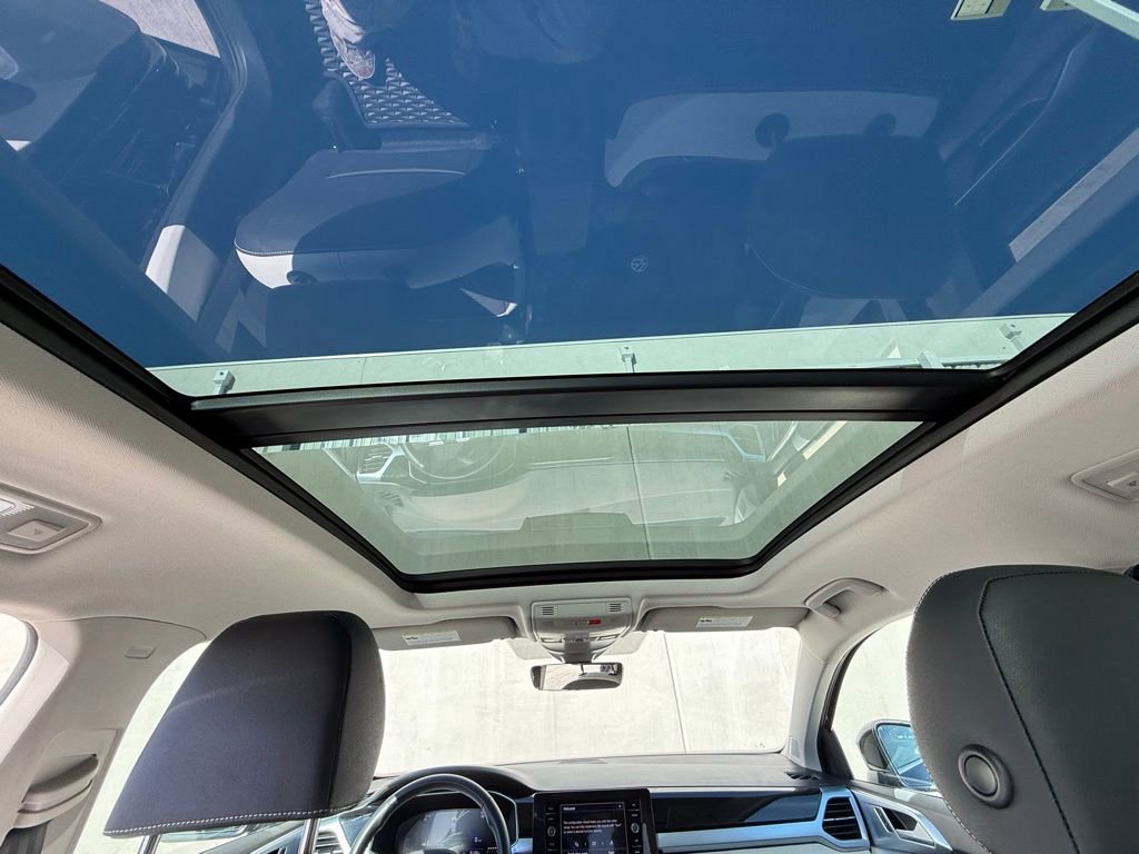 Certified 2025 Volkswagen Taos SE image 7