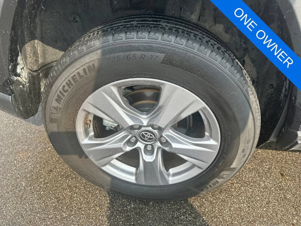 Used 2025 Toyota RAV4 XLE FWD image 33