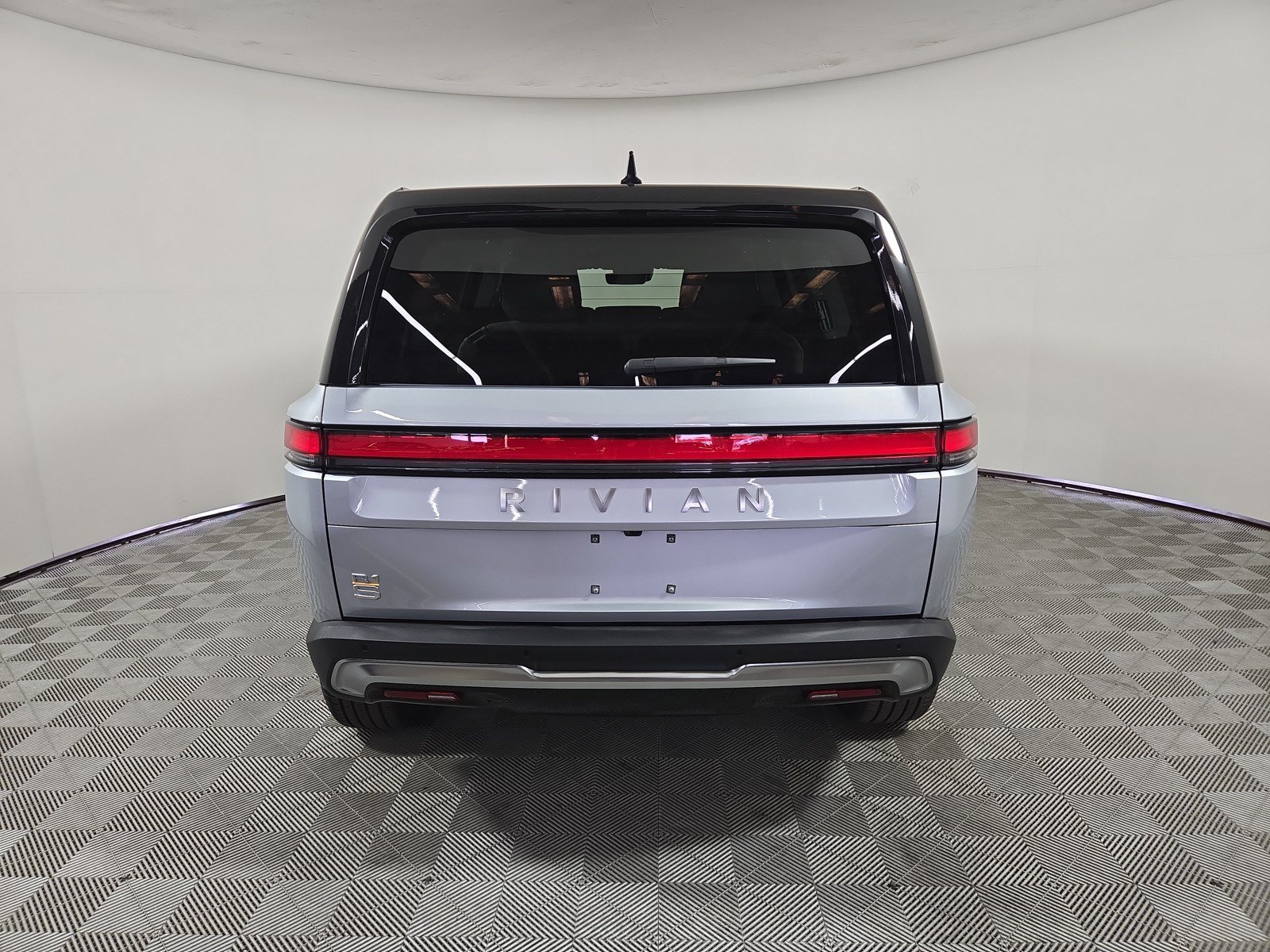 Used 2024 Rivian R1S Adventure AWD/4WD image 4