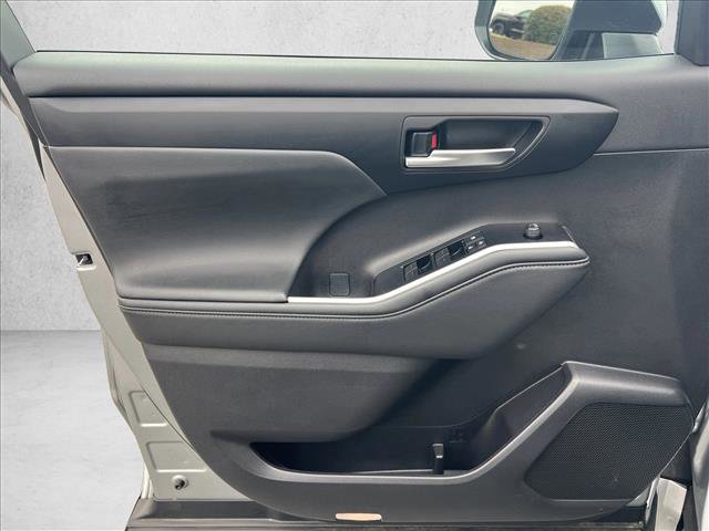 Certified 2025 Toyota Highlander XLE image 11