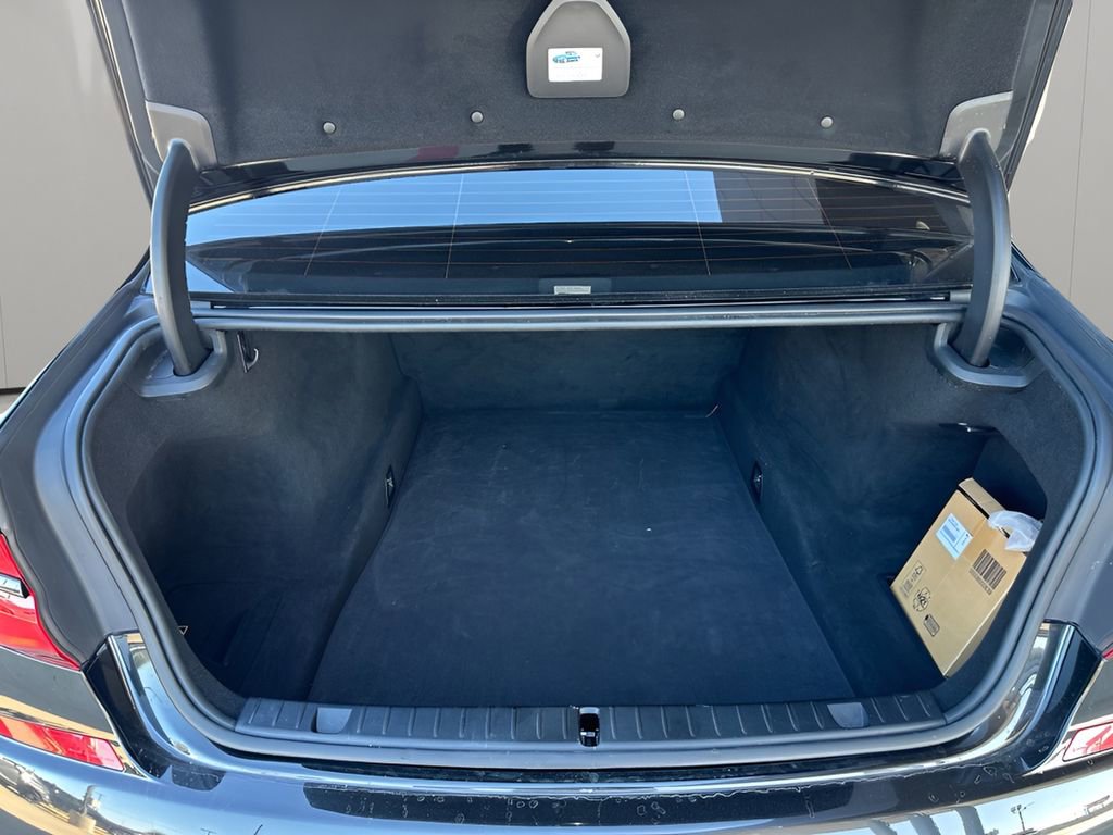 Used 2018 BMW M760i xDrive image 31