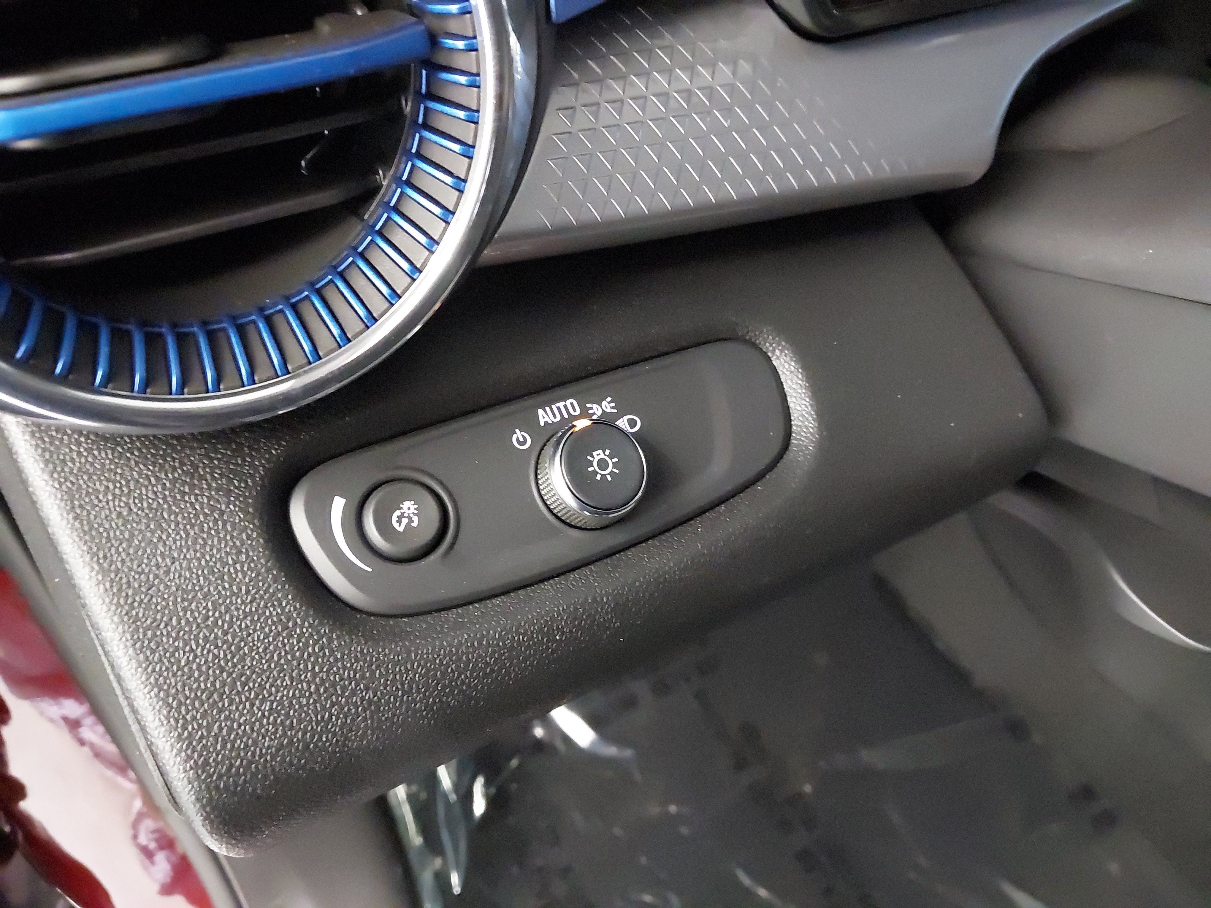 Used 2025 Chevrolet Trax LT w/ Driver Confidence Package FWD image 24