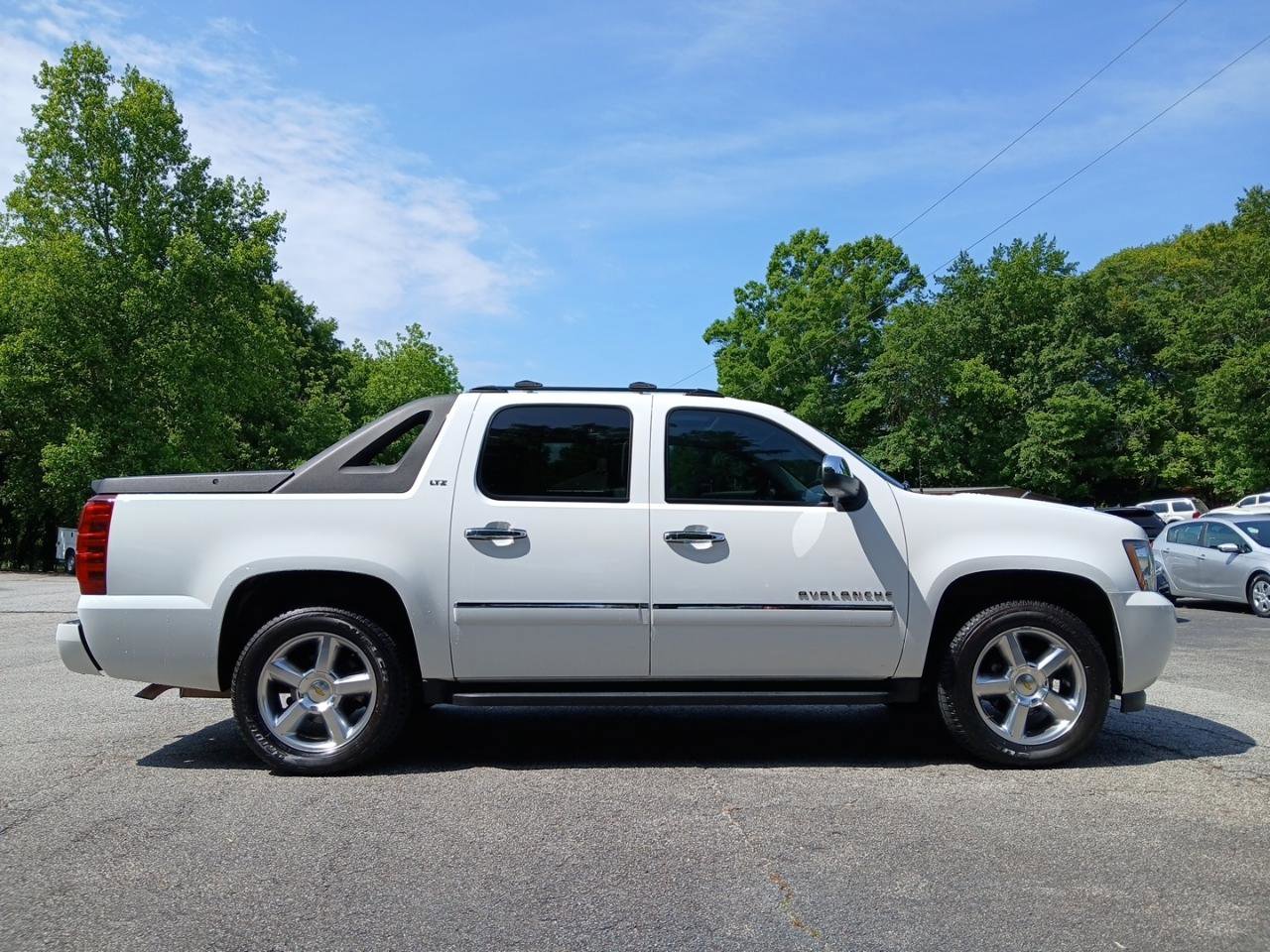 Used 2012 Chevrolet Avalanche LTZ RWD image 5