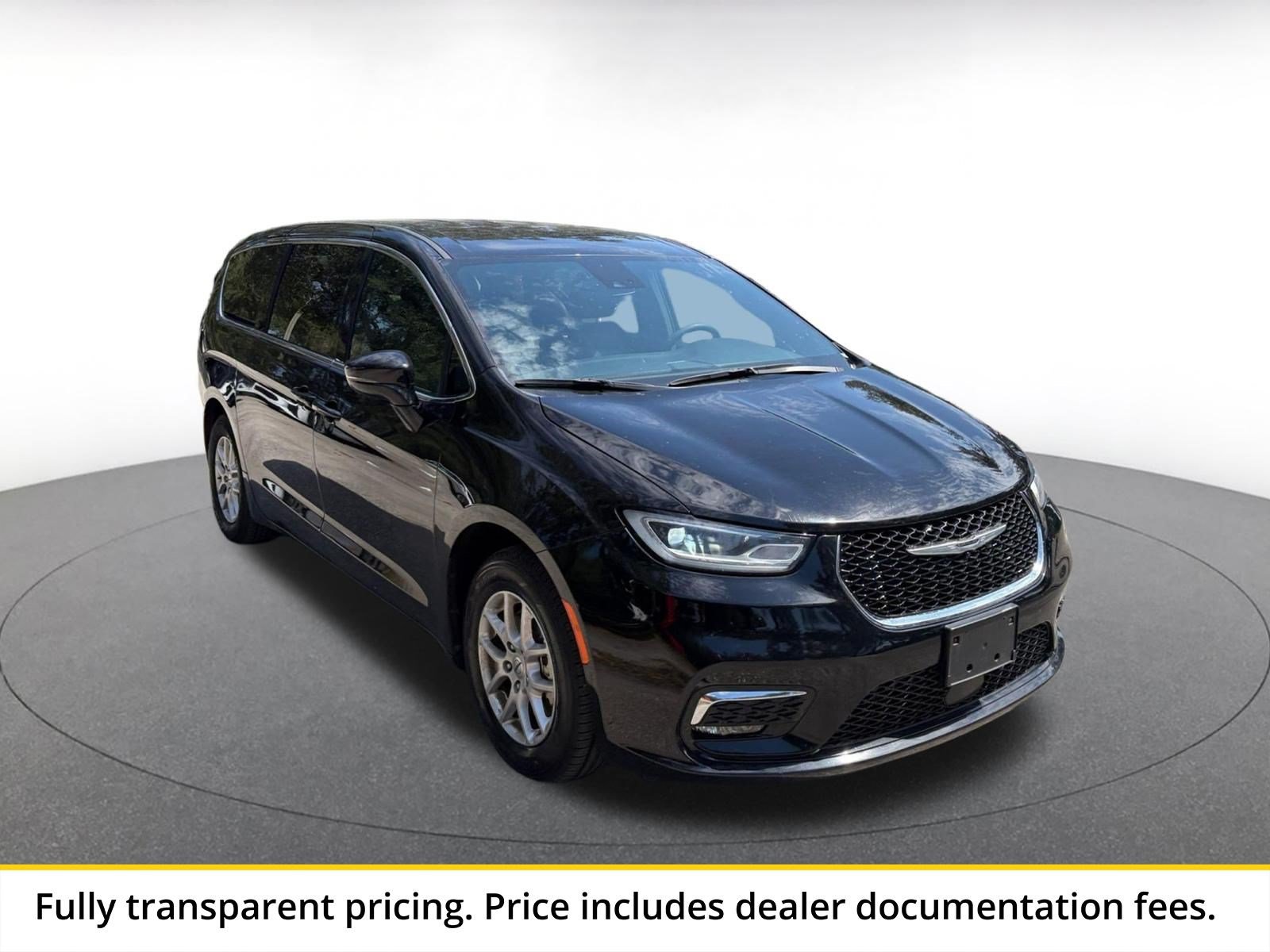 Used 2025 Chrysler Pacifica Select