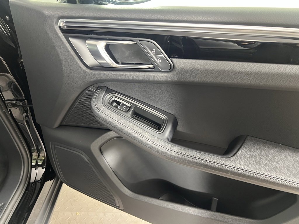 Used 2025 Porsche Macan image 19