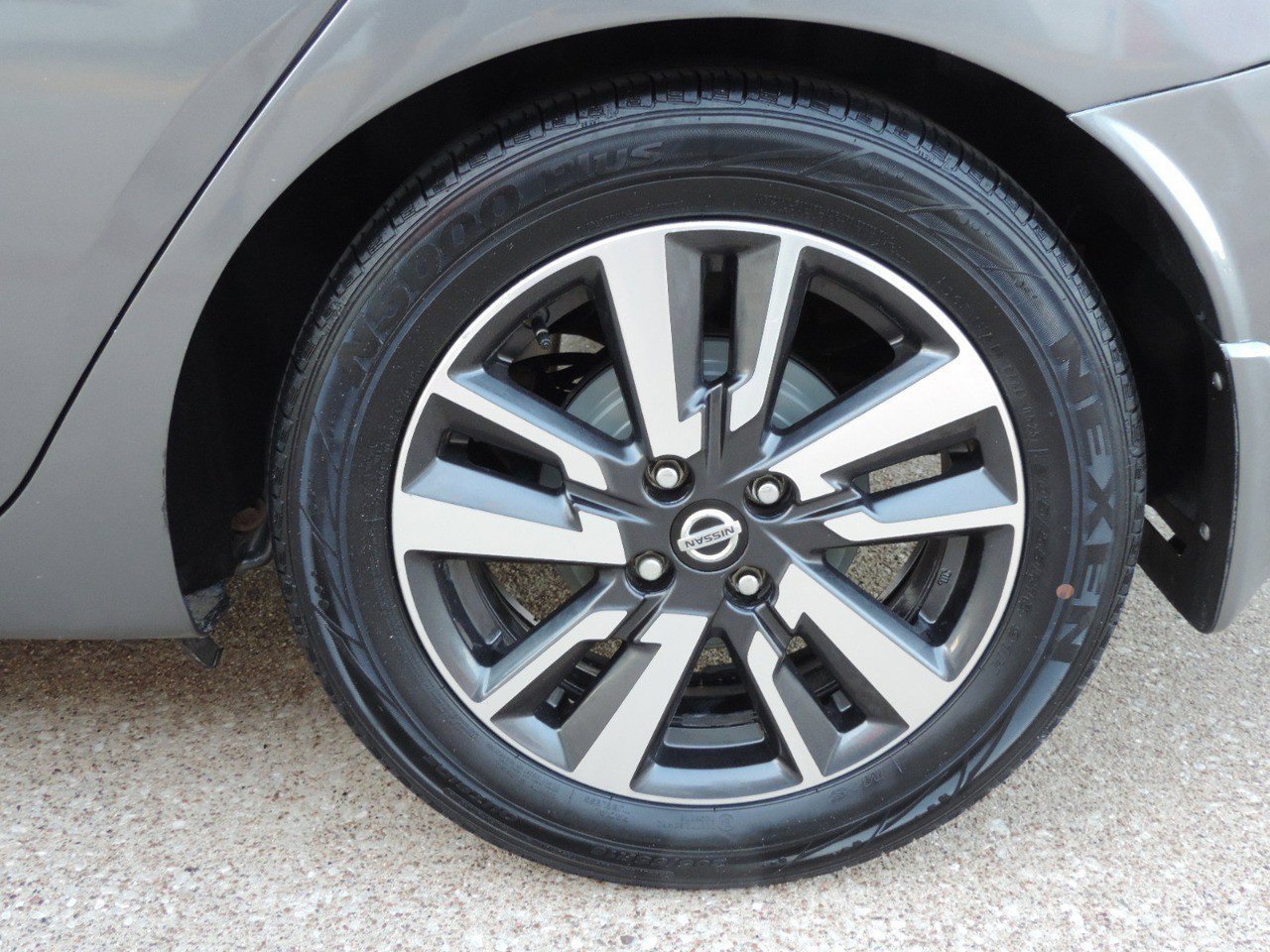 Used 2020 Nissan Versa SV FWD image 13