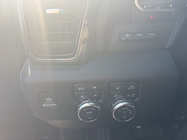 Used 2024 GMC Sierra 2500 AT4 w/ AT4 Premium Plus Package image 11