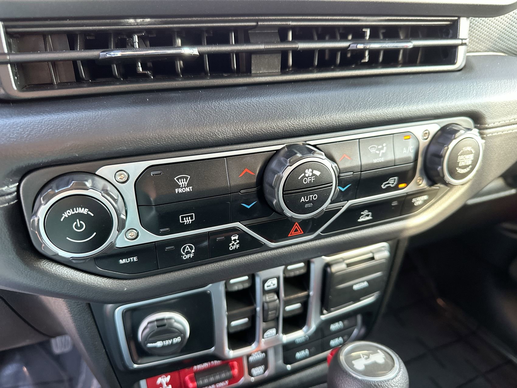 Used 2025 Jeep Wrangler Unlimited Rubicon AWD/4WD image 18