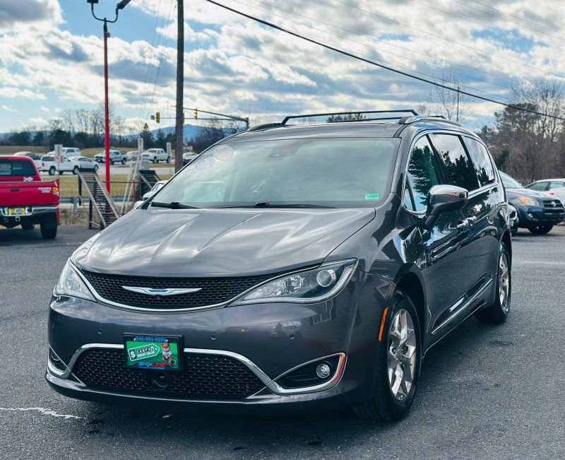 Used 2018 Chrysler Pacifica Limited w/ Advanced Safetytec Group image 3