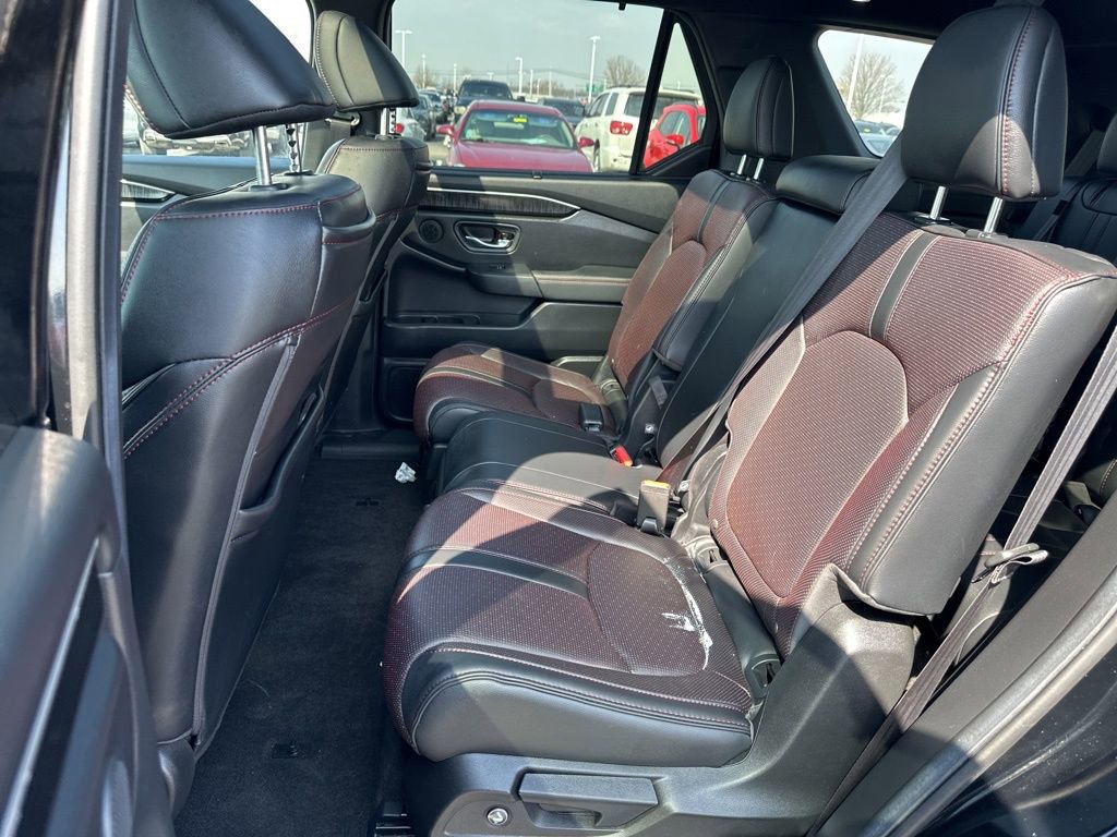 Used 2025 Honda Pilot Black Edition image 16
