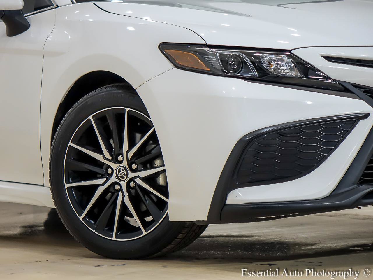 Used 2021 Toyota Camry SE FWD image 3