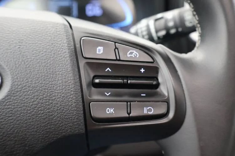 Used 2025 Hyundai Venue SEL FWD image 24