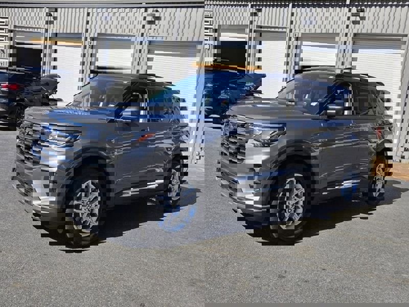 Used 2025 Ford Explorer Active w/ Active Comfort Package image 3