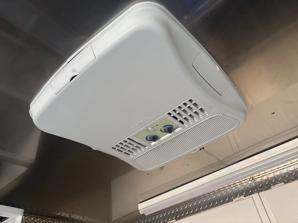 Used 2021 Isuzu NPR image 3