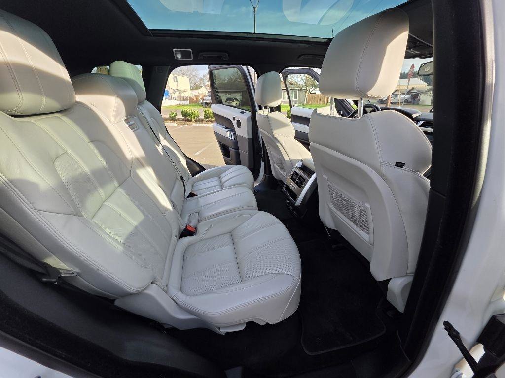 Used 2016 Land Rover Range Rover Sport SE image 19