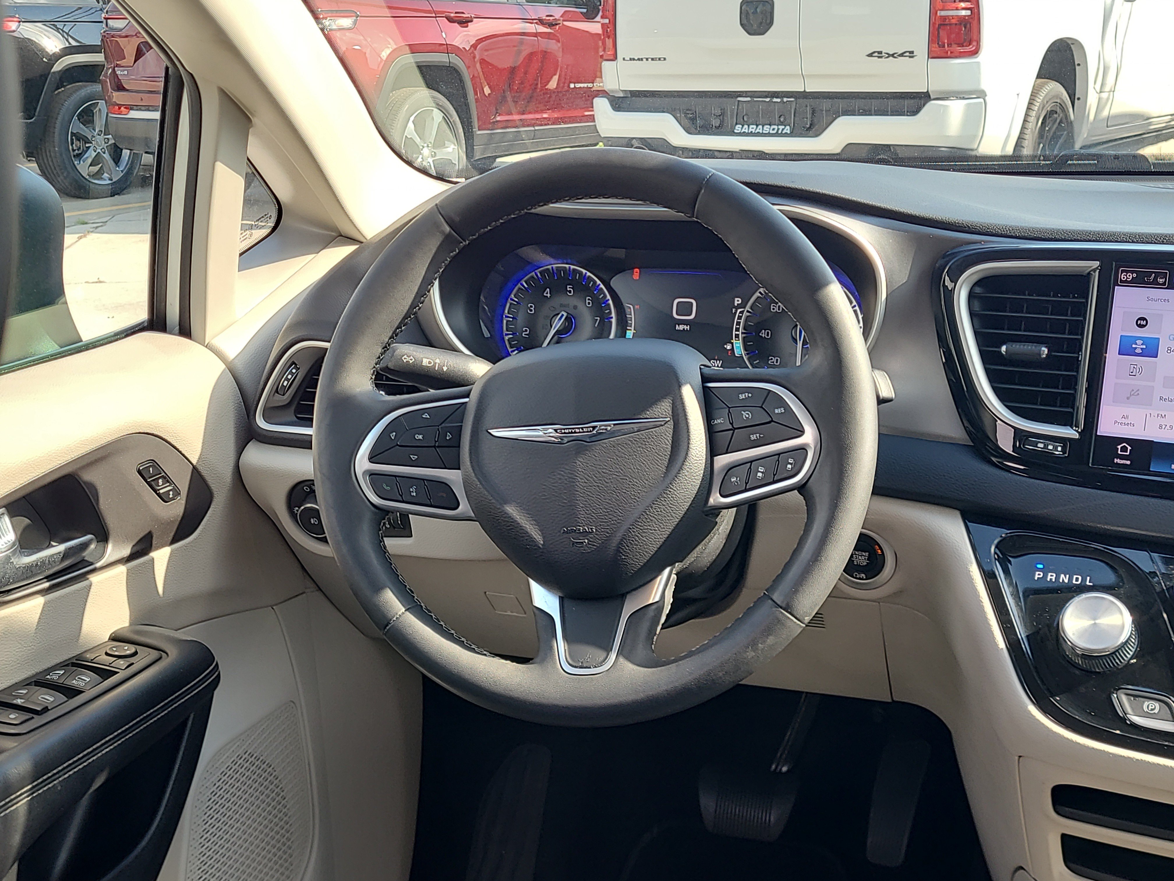 Used 2023 Chrysler Pacifica Touring-L FWD image 13