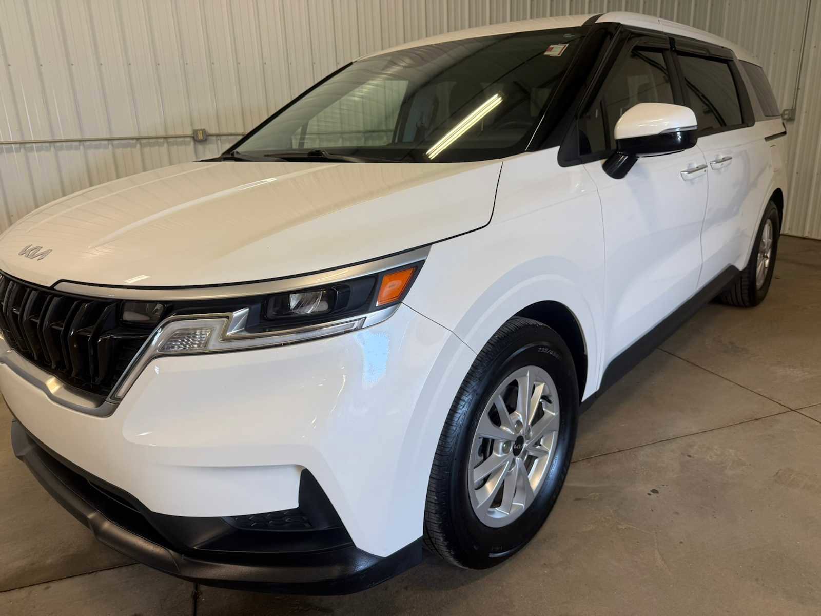 Used 2024 Kia Carnival LX FWD image 1