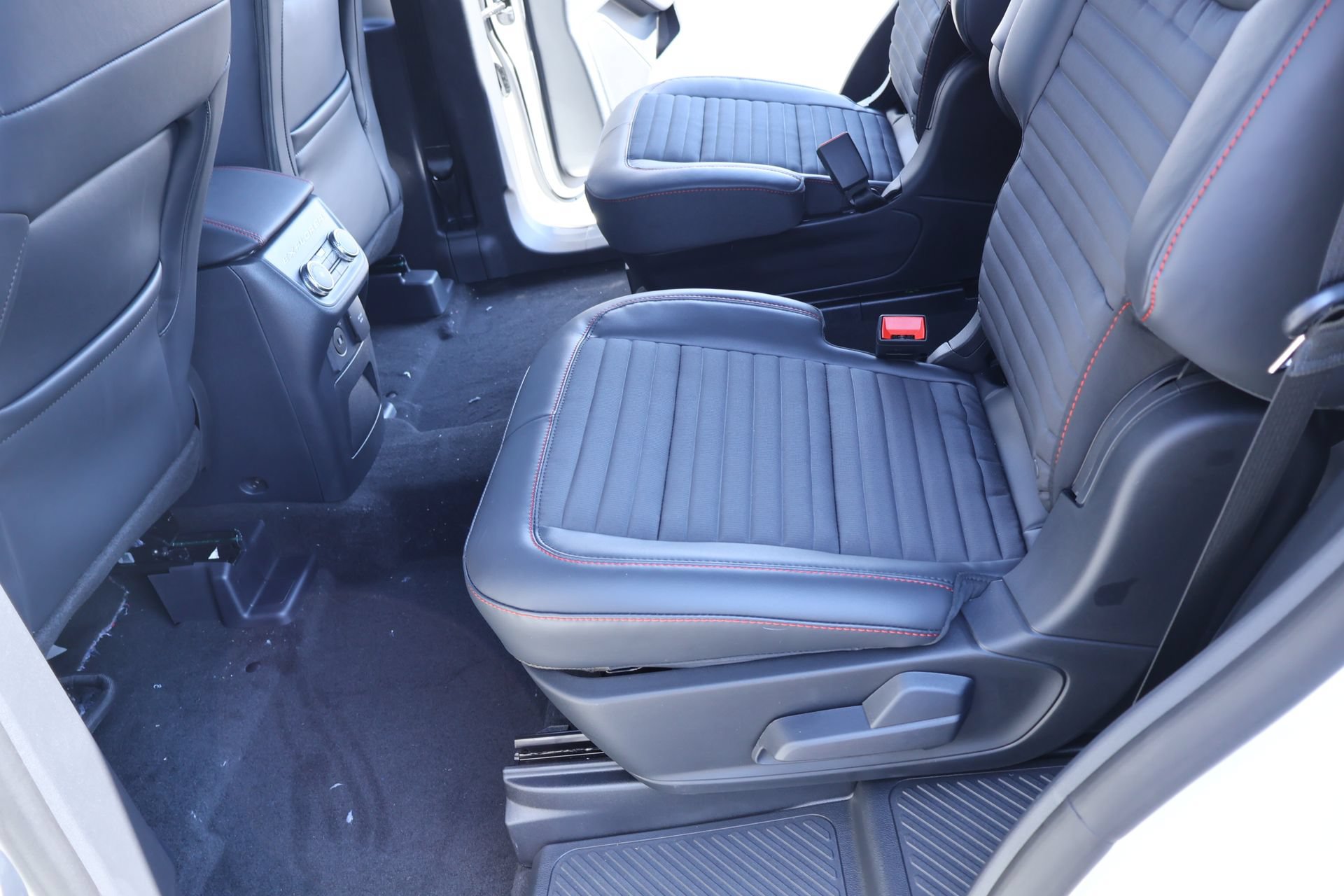 New 2026 Ford Explorer ST-Line w/ ST-Line Street Pack AWD/4WD image 12