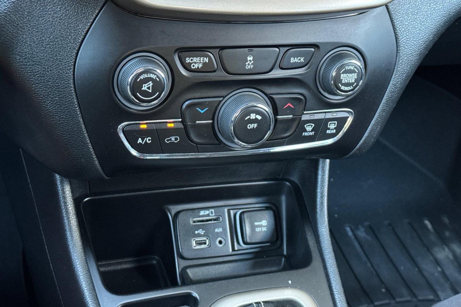 Used 2016 Jeep Cherokee Latitude FWD image 20