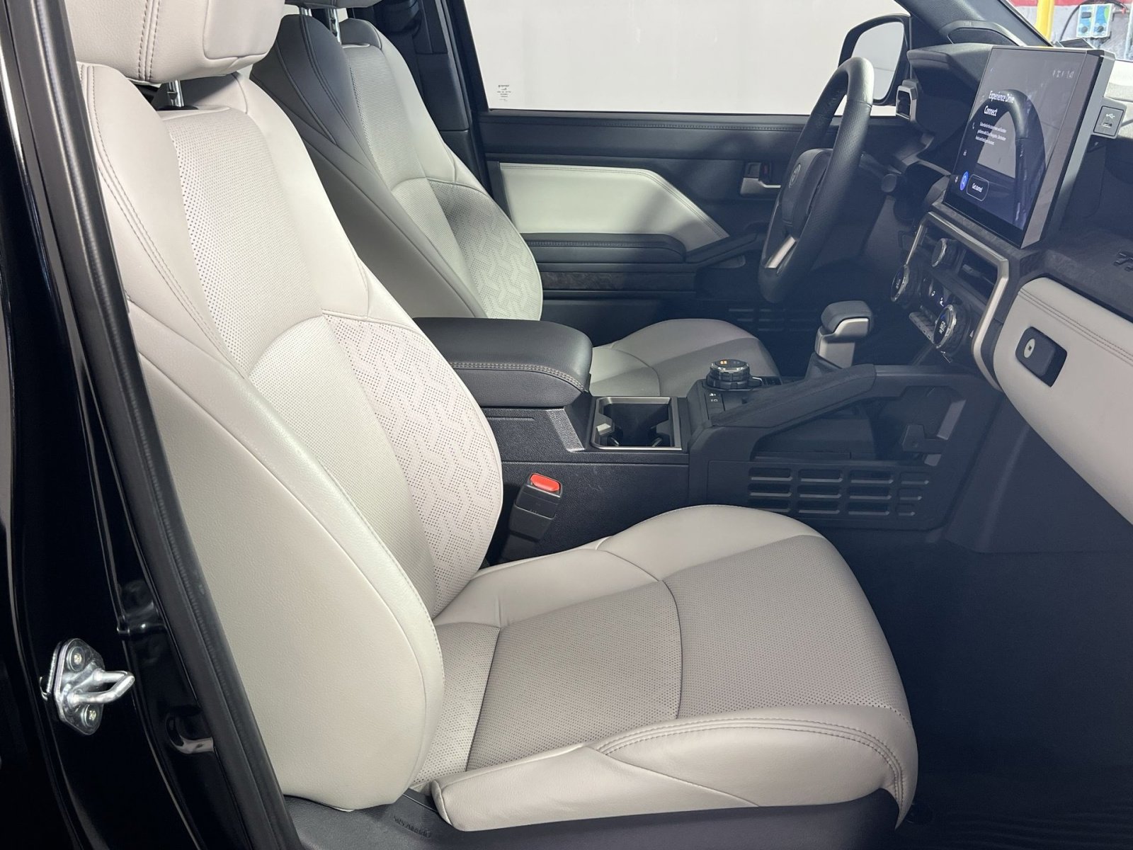 Used 2024 Toyota Tacoma Limited w/ Limited Package (LT) image 24