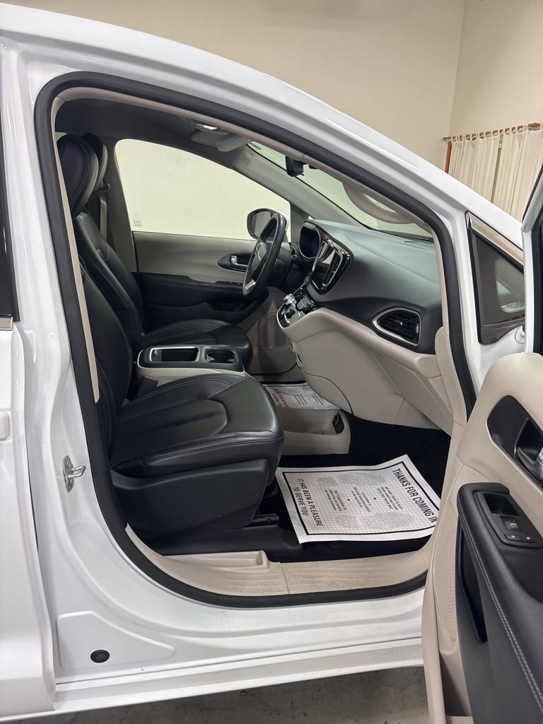 Used 2023 Chrysler Pacifica Touring-L FWD image 26