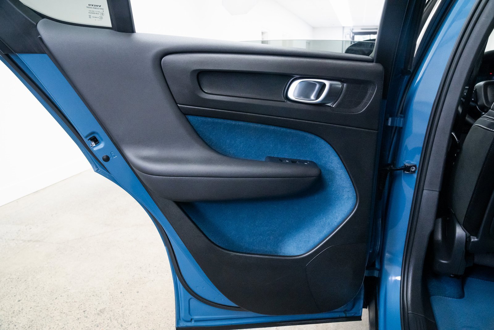 Used 2023 Volvo C40 P8 Recharge Plus w/ Climate Package image 19