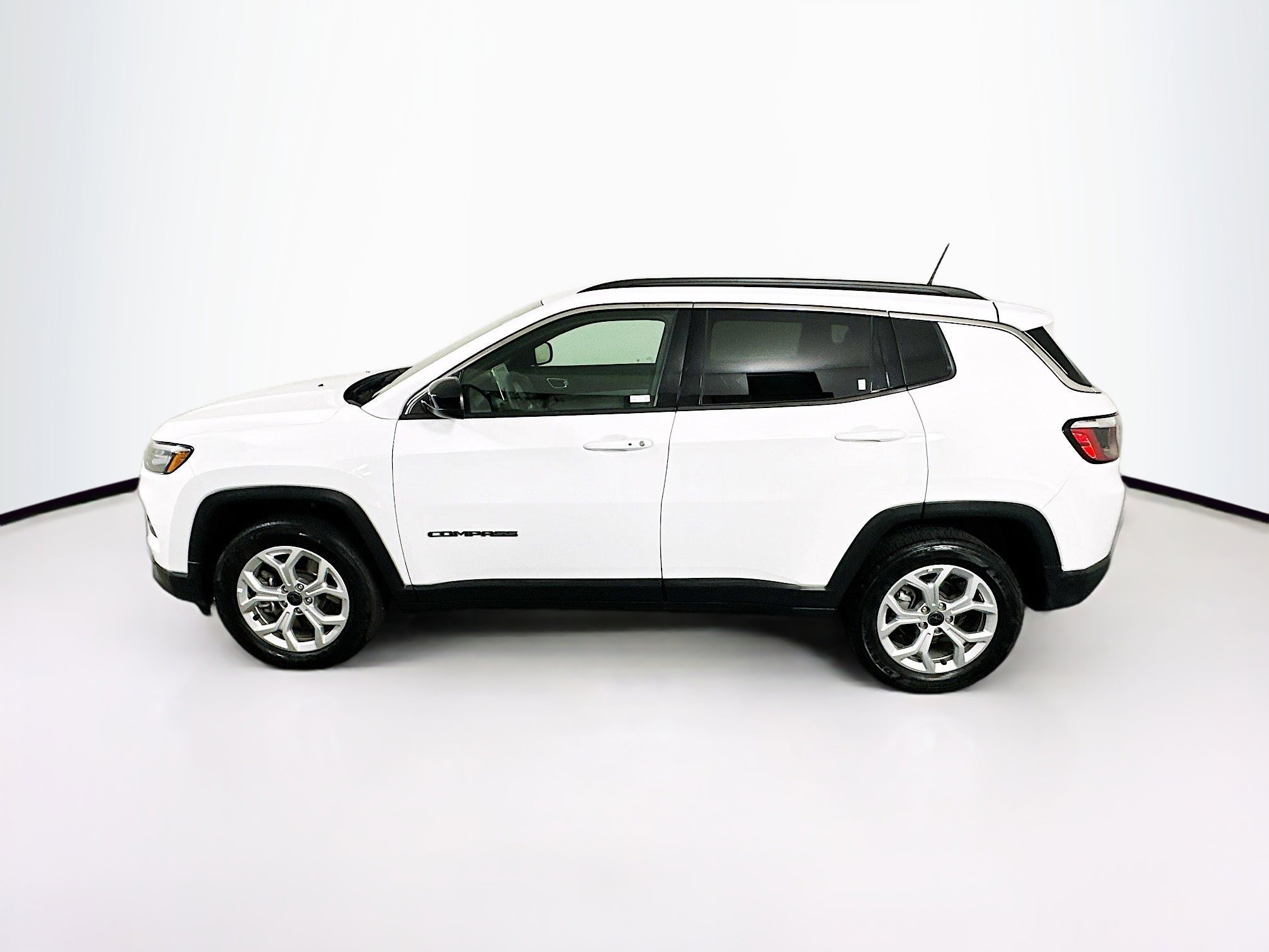 Used 2025 Jeep Compass Latitude image 4