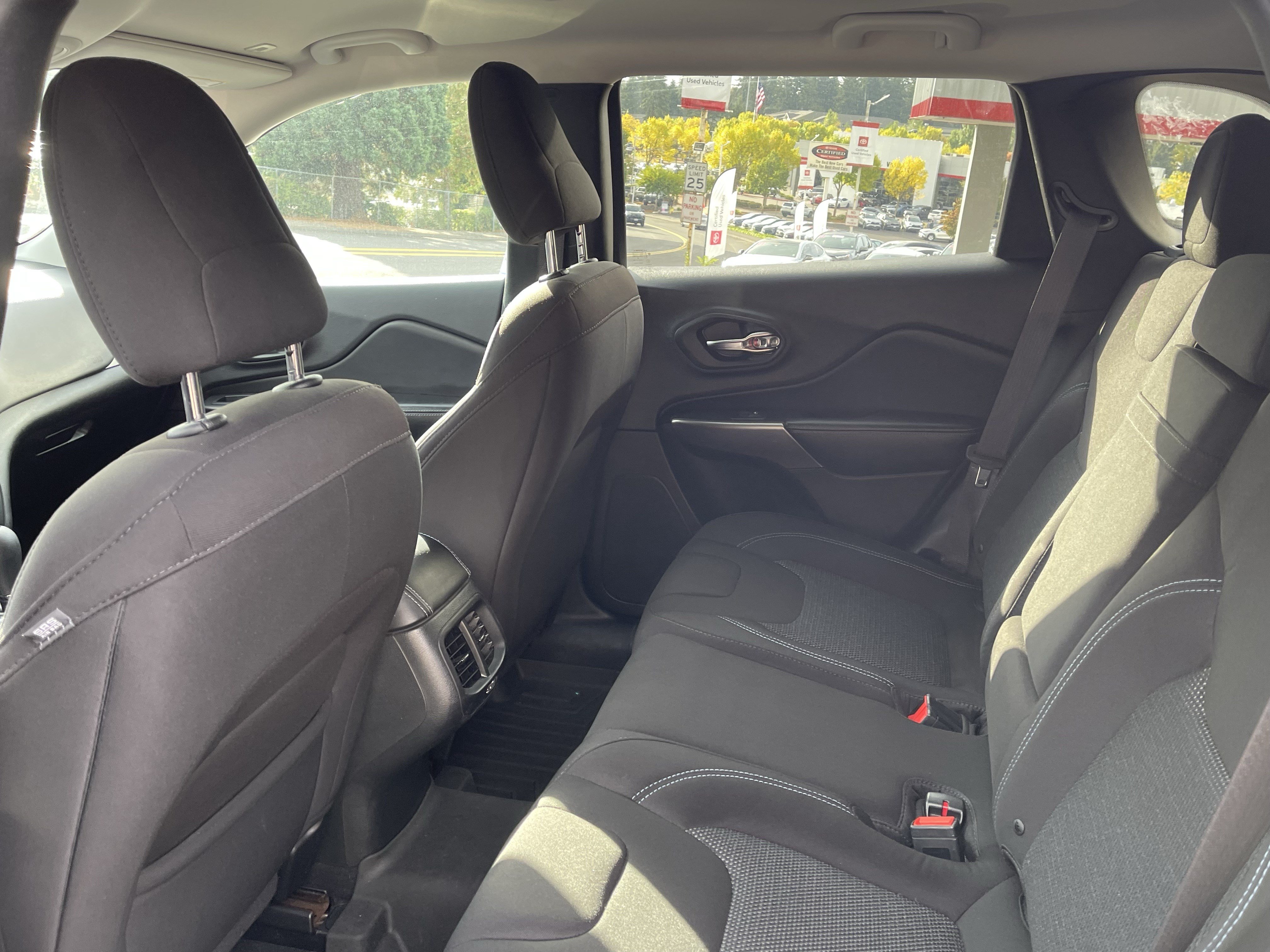 Used 2019 Jeep Cherokee Latitude w/ Popular Appearance Group FWD image 11