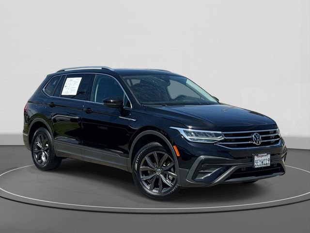 Used 2023 Volkswagen Tiguan SE w/ Panoramic Sunroof Package FWD image 1